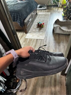 Clove all-black Nursing Sneakers